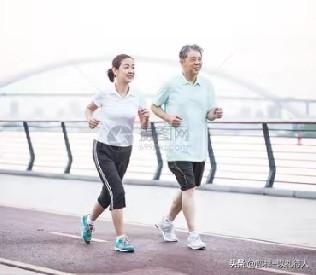 中老年人跑步能舒筋活血，增加肺部活动量，让腿脚灵活，有益于健康，可延缓衰老。
我