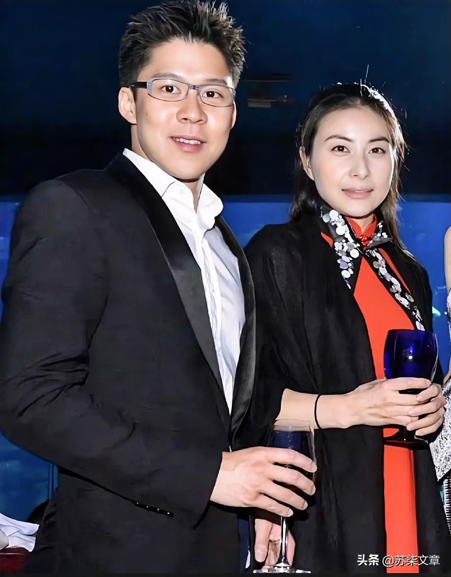明眼人都能看出来，
这场霍家内部家宴，
大儿媳郭晶晶缺席根本不是临时有事，
而是