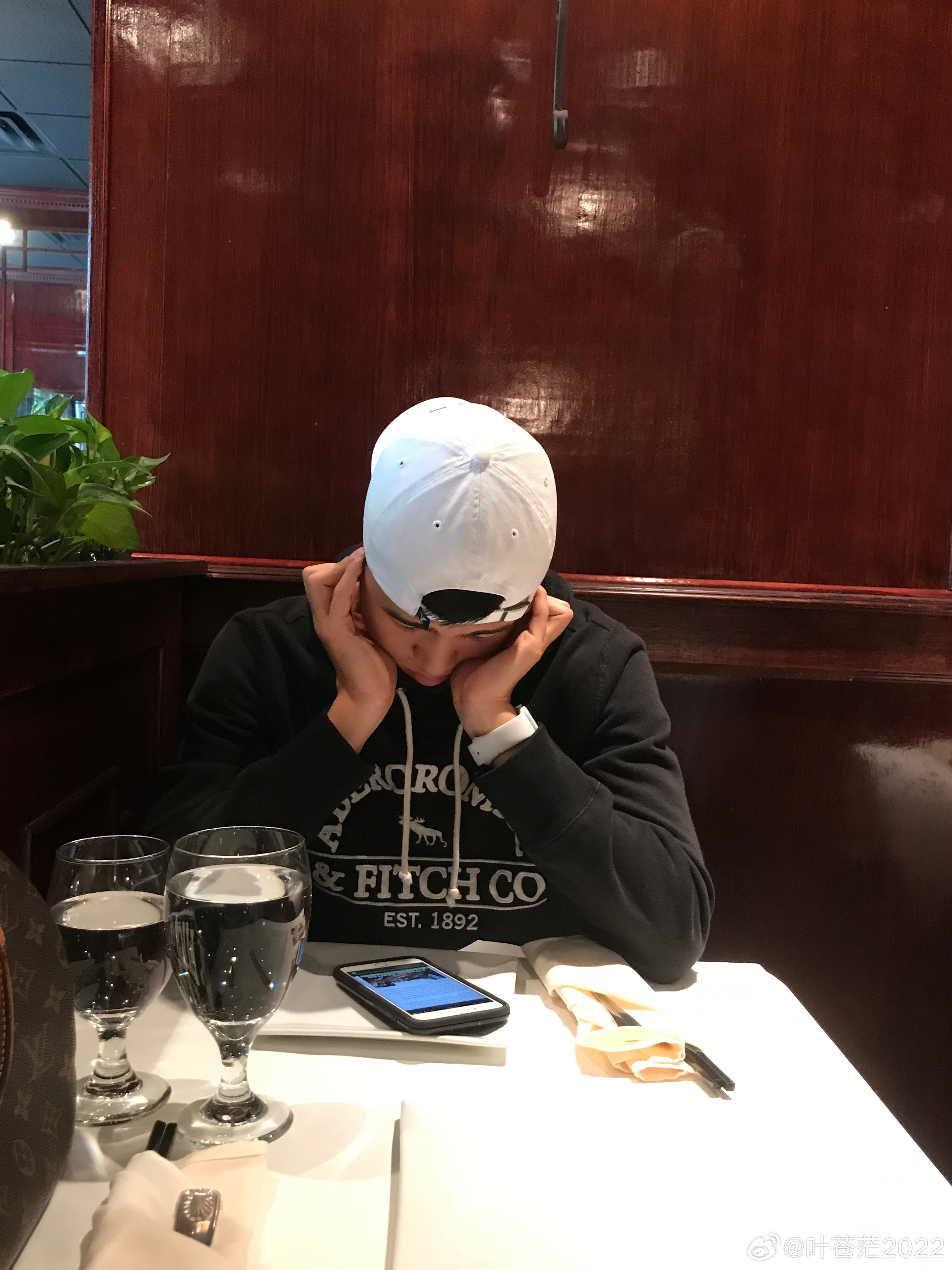 刚上大学时的小同学，看起来还是个小孩儿，和现在不一样。 