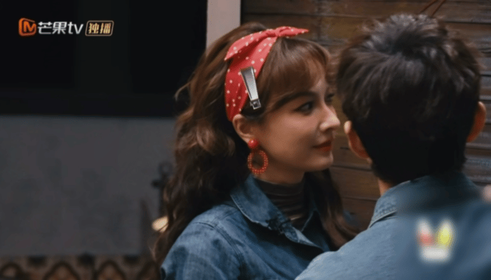 离了吴昕谁还逗我笑何老师：是问句！吴昕：也通顺！这犟嘴的样子像极了我本人！ 