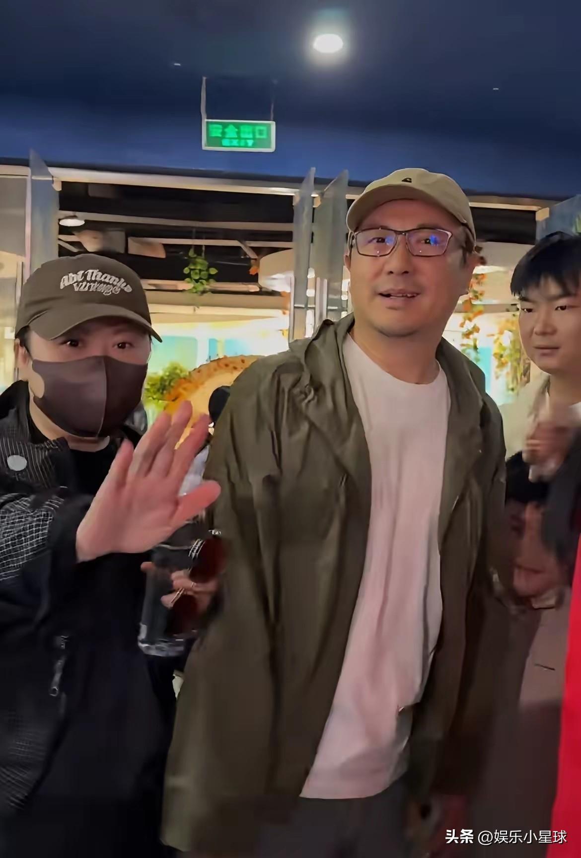 沈腾一家现身北京欢乐谷，最抢镜的却不是沈腾，而是久未露面的王琦。去年同框时，她因