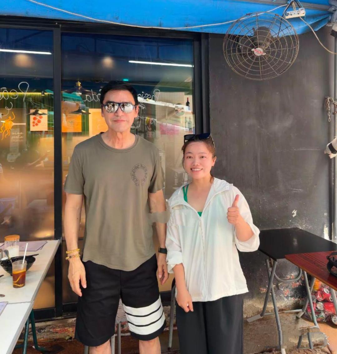 钟镇涛在香港中环一家大排档吃面，这家大排档看着很是很是普通，环境一般，但是钟镇涛