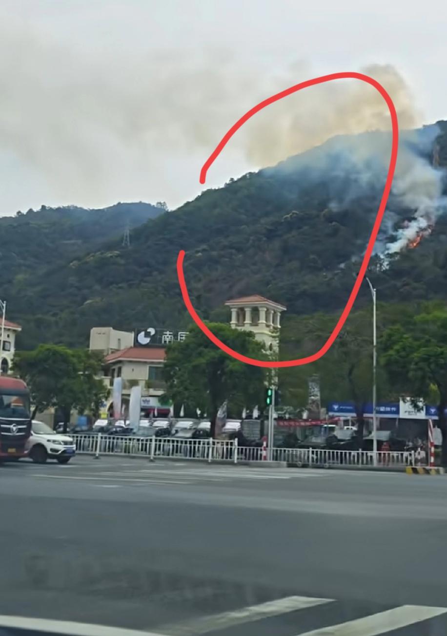 刚刚查了一下星湖那边冒烟雾是哪里？
不查不知道，一查真服了，原来那里是南国小镇
