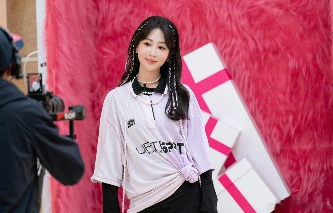 #杨紫直播身材状态#杨紫最新直播活动造型图，身材好瘦呀！ ​​​