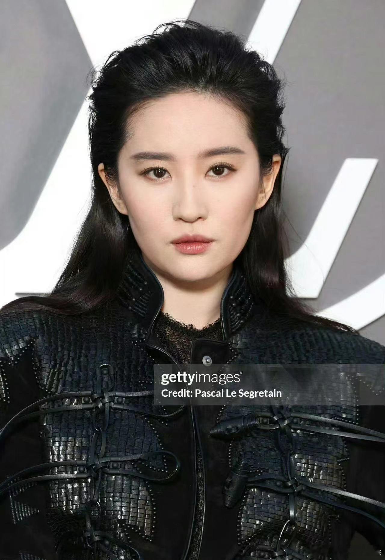 刘亦菲这一次的大背头造型是不是看起来没有上次那么油腻了？ ​​​