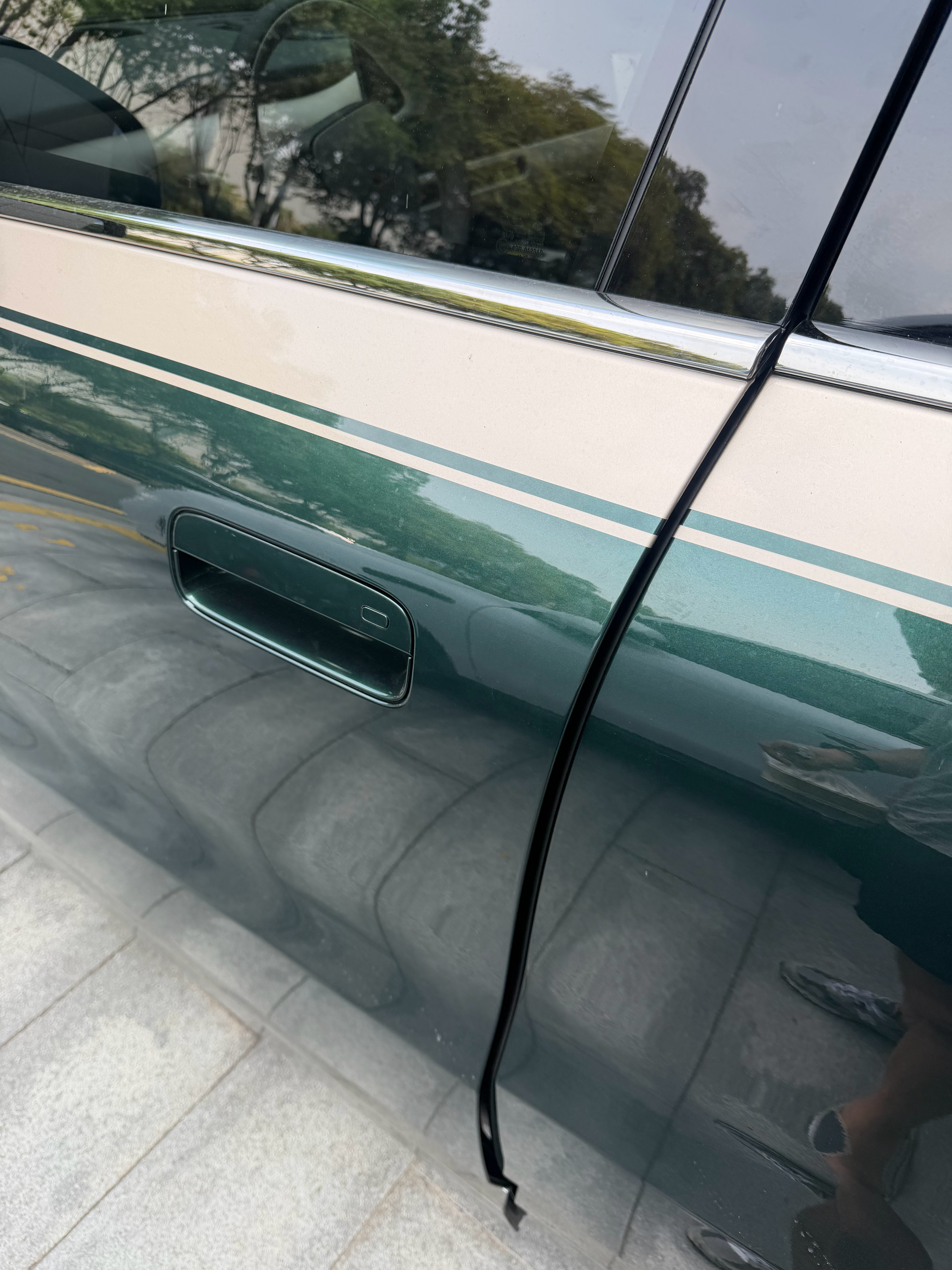 这个 L9livis 有个 bug： 每次下车，安全带都会自动卡在这个座椅边缘和