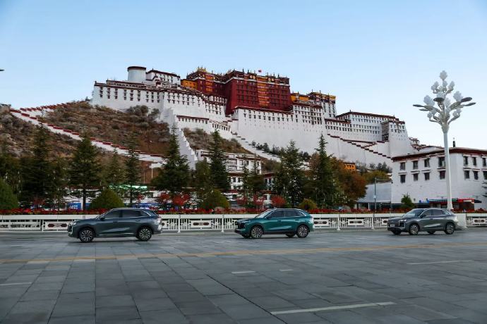 中国新燃油第五代瑞虎8全球上市当SUV市场还在比拼谁的配置表更长时，第五代瑞虎8