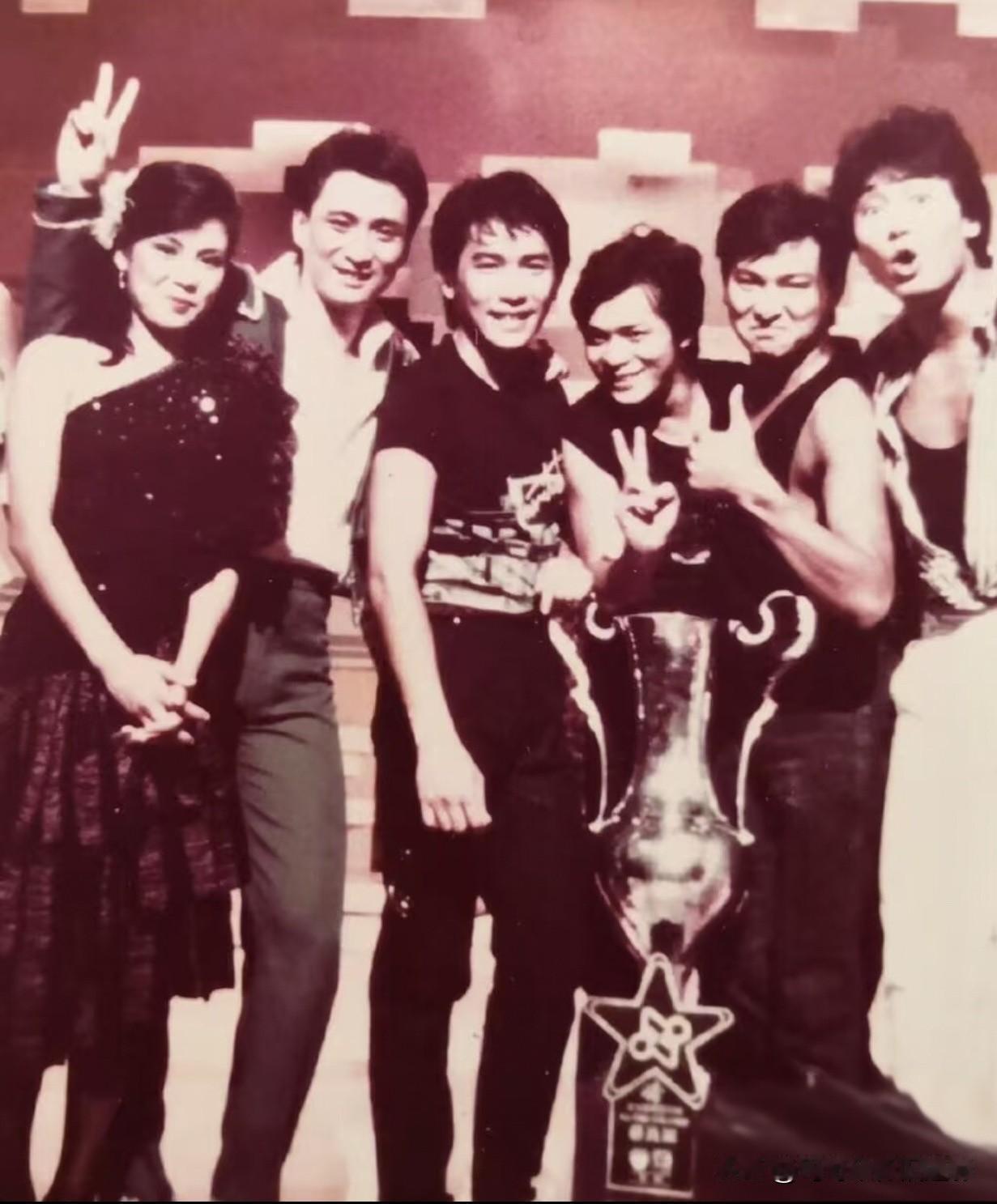 曾经的辉煌与欢笑都定格在这一刻。岁月匆匆，不变的是那份初心与热爱。翁美玲 港星