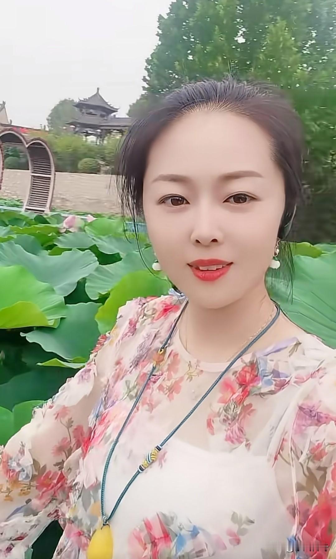 作为女人，我本身就是一朵花，当然会招来很多人喜欢。尤其是现在中年时期的我，更像是