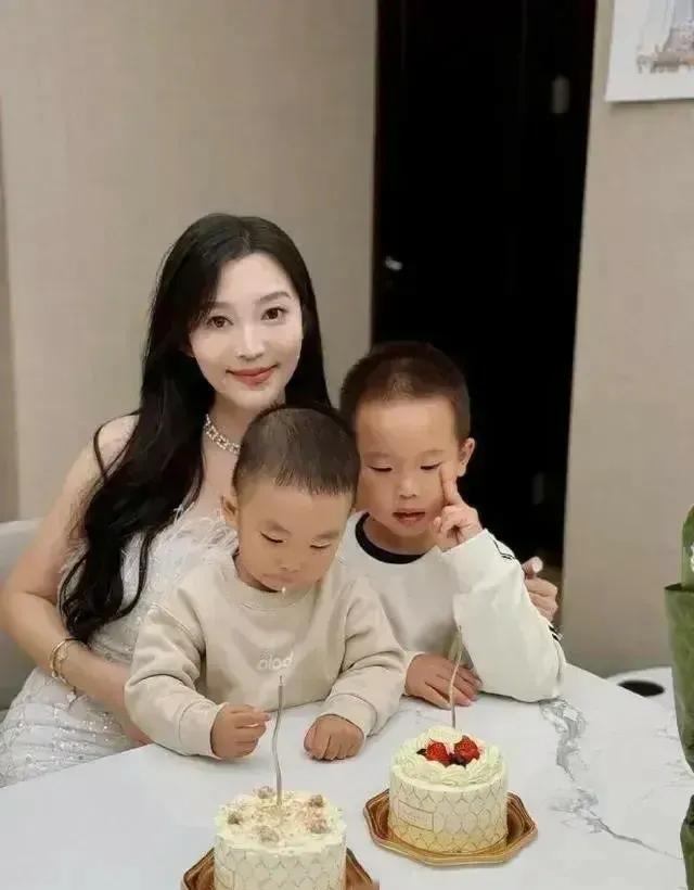 德云社烧饼老婆真是貌美如花，生了2个儿子身材也没有丝毫走样。

近日，德云社相声
