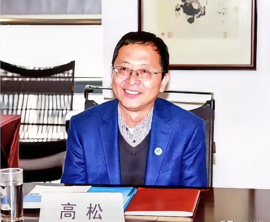 北大这次换校长，真不是小事，圈里一下就炸开了。
老校长龚旗煌到了62岁，按规矩退