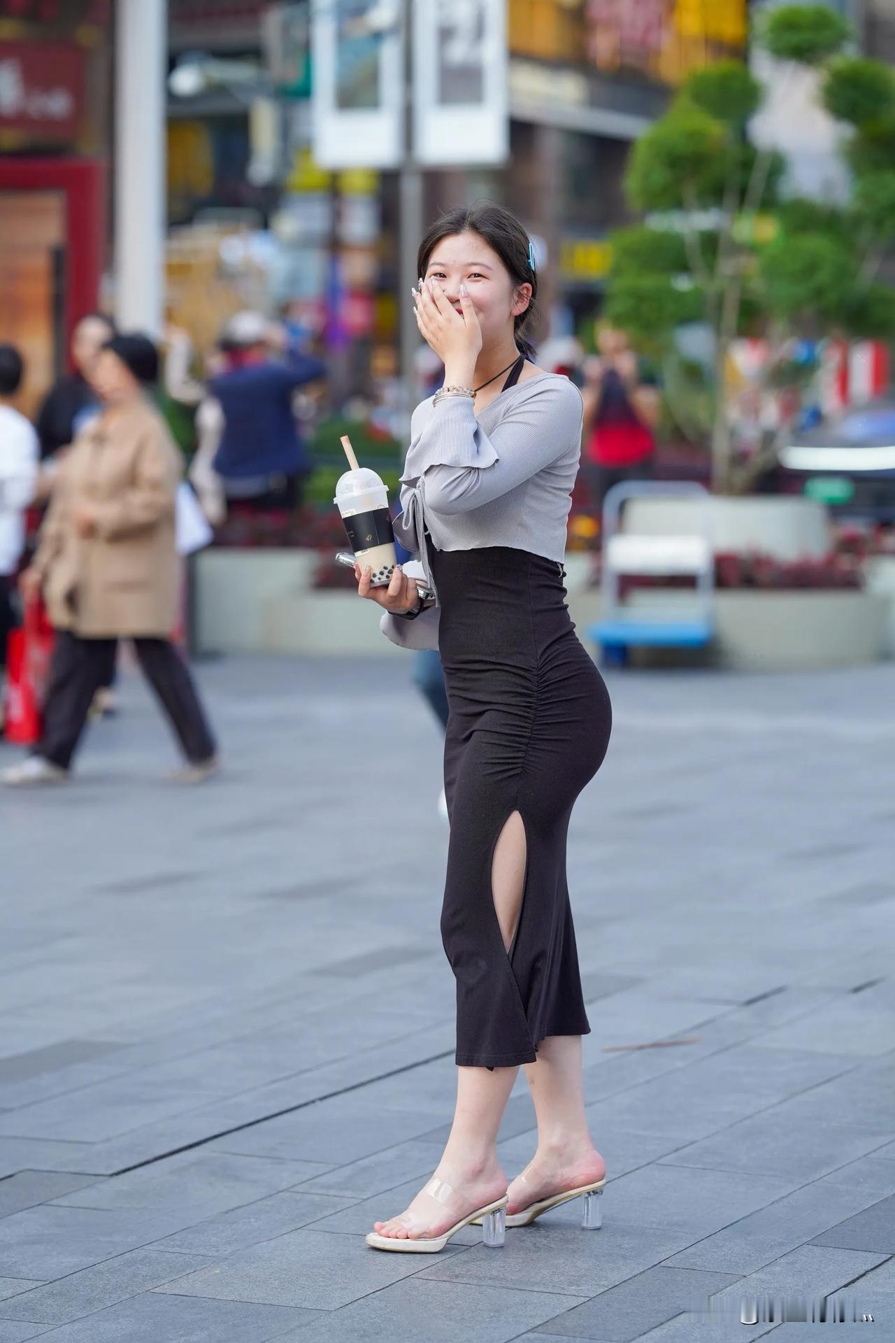 街头女子笑，微笑如风中。她的笑容清新自然，似春日的微风，轻柔而温暖。那上扬的嘴角