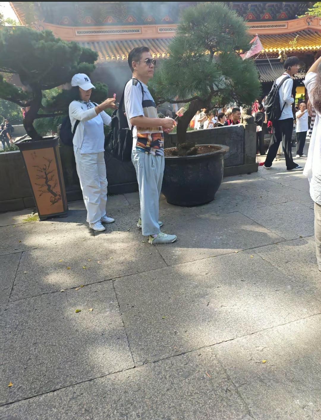陈保国老师很爱妻子，在忙工作的同时不忘带着妻子到工作地打卡旅游，这种陪伴就是老年