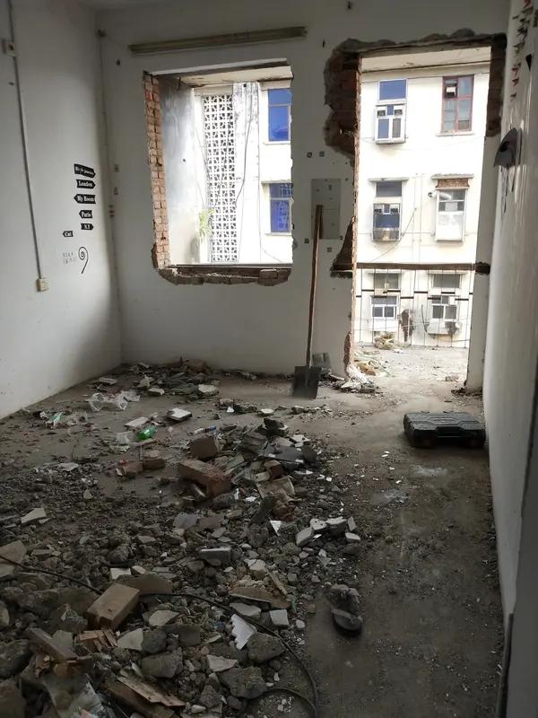 该如何改造呢？其室内面积是由预制板搭建而成，整个平层都是预制板，根本无法改造，只