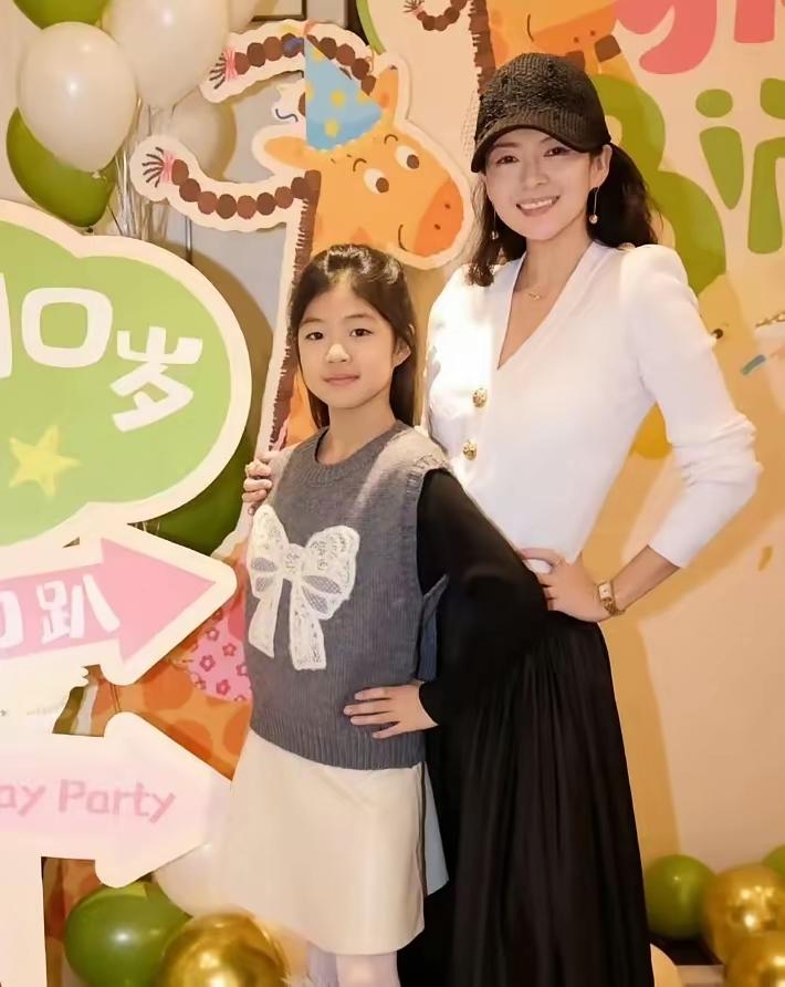 看了章子怡十岁和女儿醒醒的对比照，真是不得不感叹基因这东西太奇妙——亲妈是标准瓜