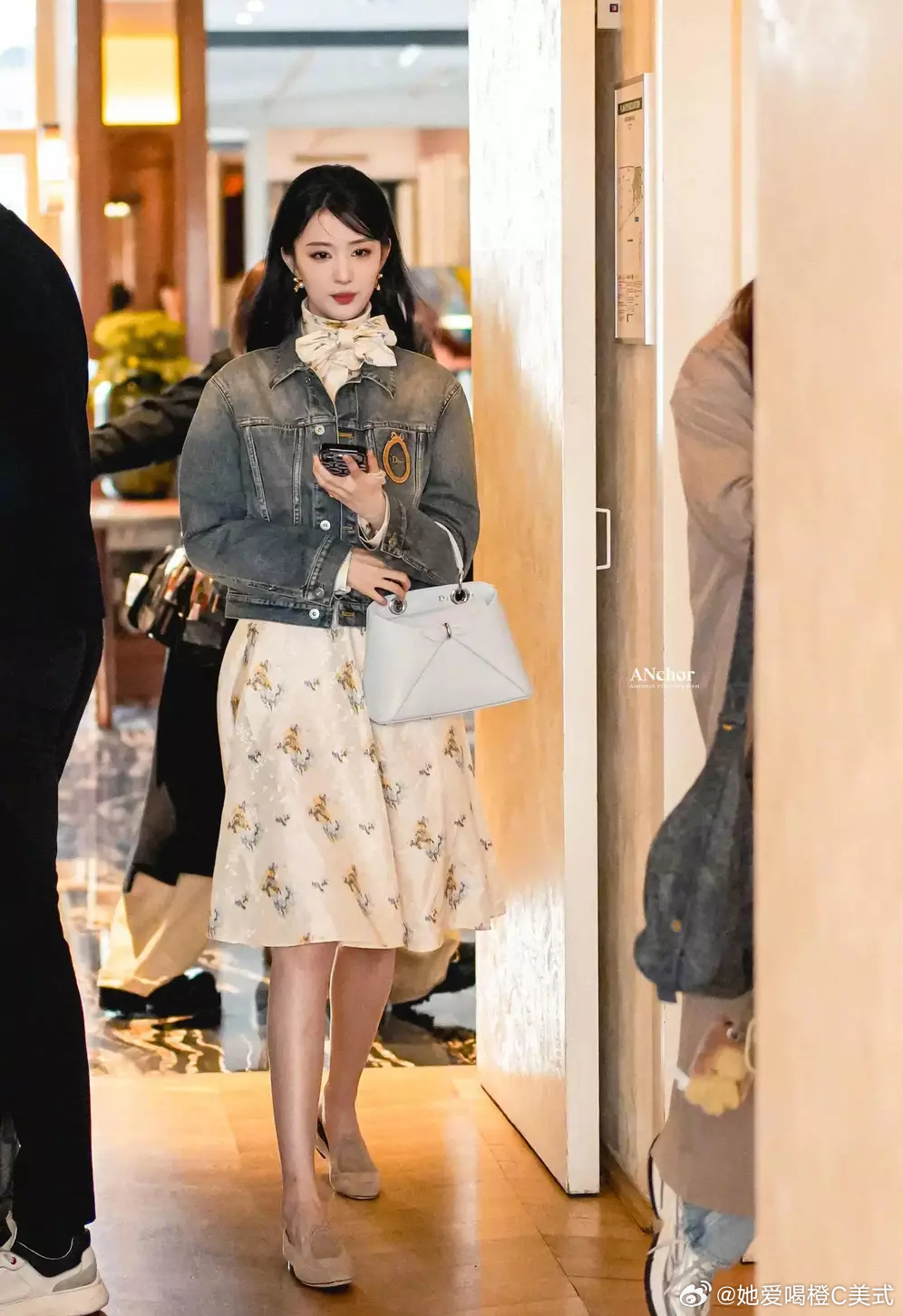 王楚然身着牛仔外套与碎花裙 裙摆轻扬随性优雅 