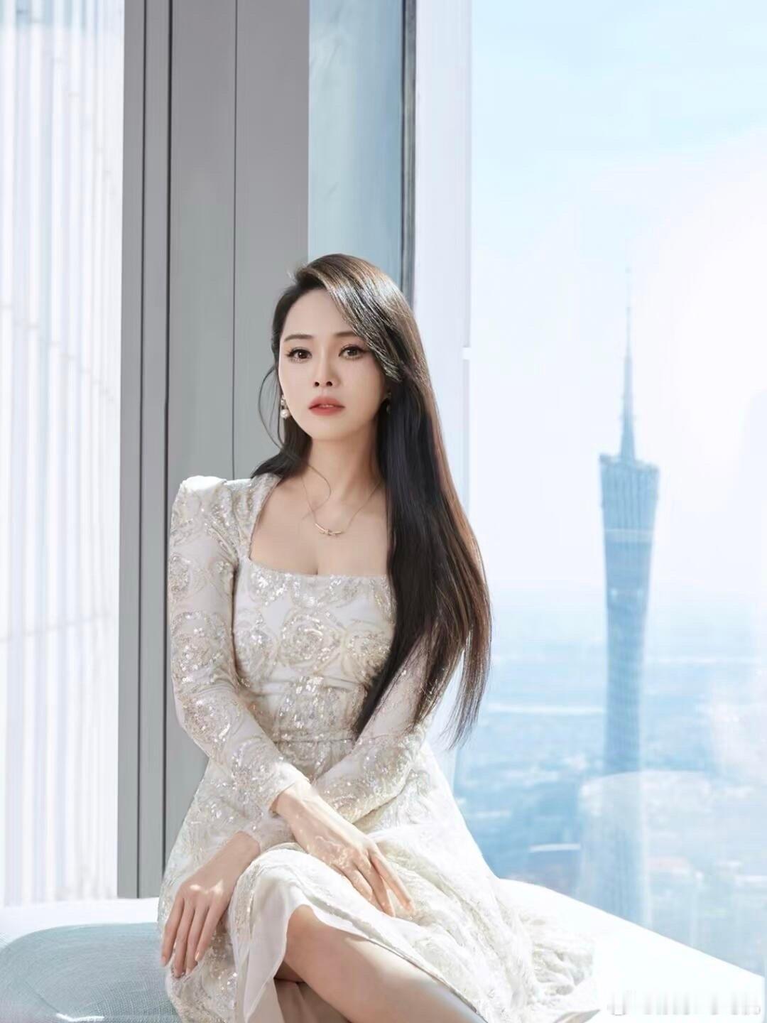 陈哲远伊能静拥抱 静姐的美好在于她的清醒与善良。她知道什么时候给予鼓励，什么时候