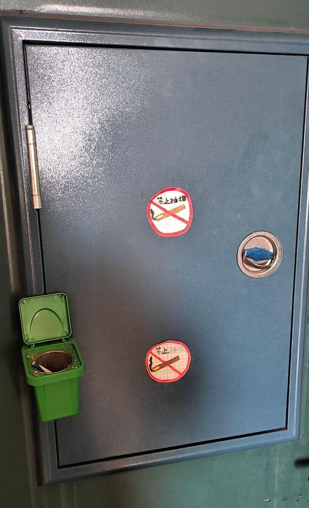 这招真管用！

13 层基本都是办公的，大叔经常吸烟，他吸的烟是味道特别浓的老旱