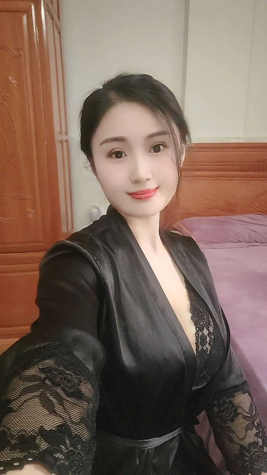 好挣的钱不干净，干净的钱不好挣， 各有各的苦。没有先苦后甜，只有年复一...