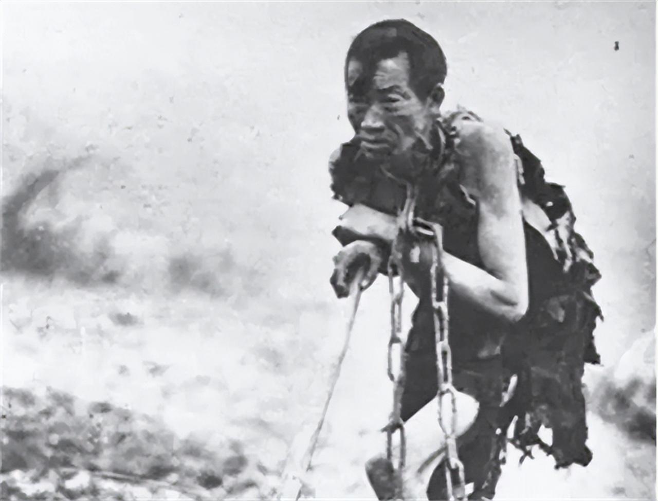 1938年冬天，西藏一位农奴冒着寒冷的天气，正在从事牛马一样的劳动。
他一脸苦相