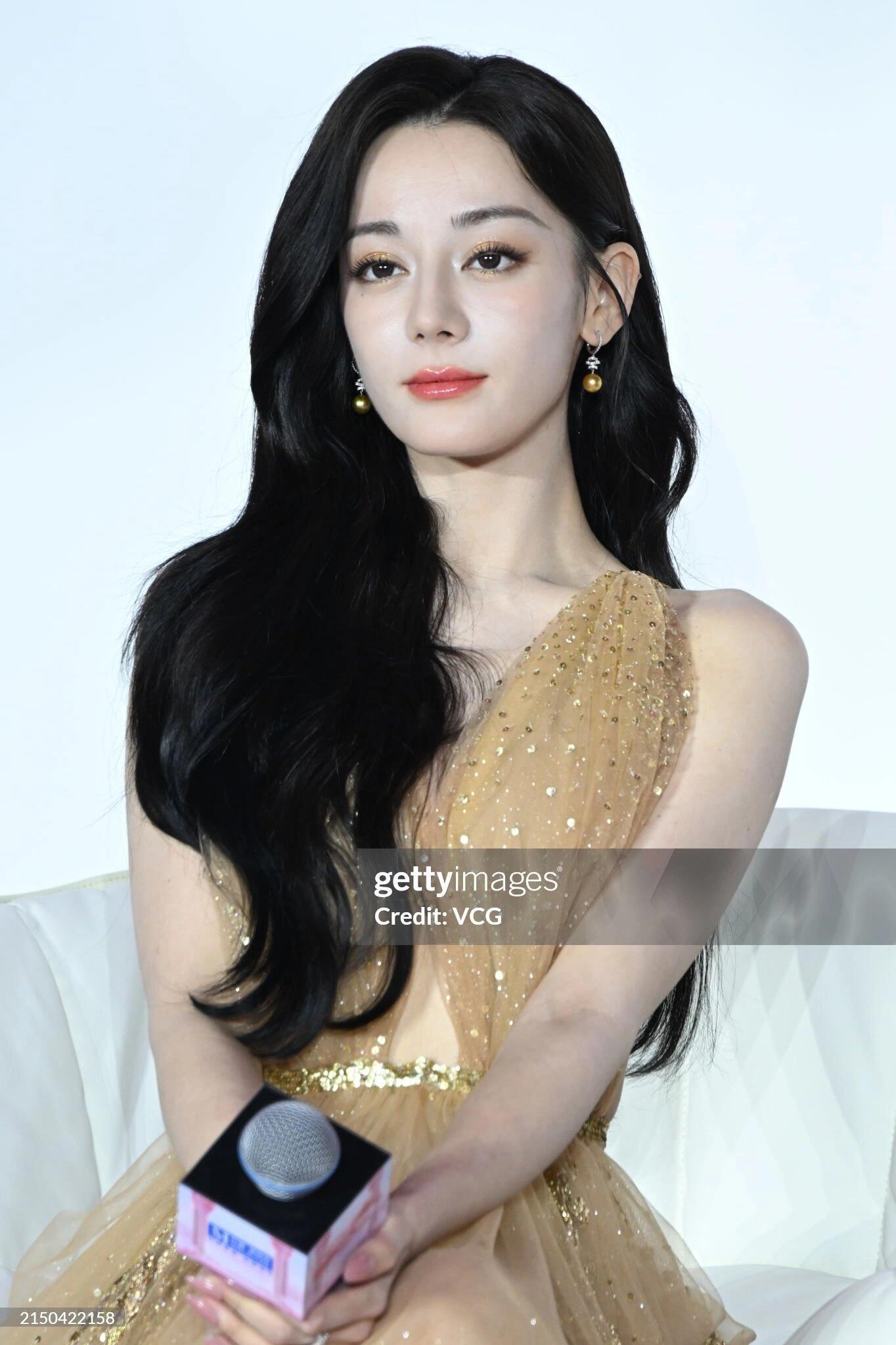 迪丽热巴五大女刊单人封满贯 dlrb路虎卫士全驭代言人迪丽热巴 𝐈 𝐩𝐚?