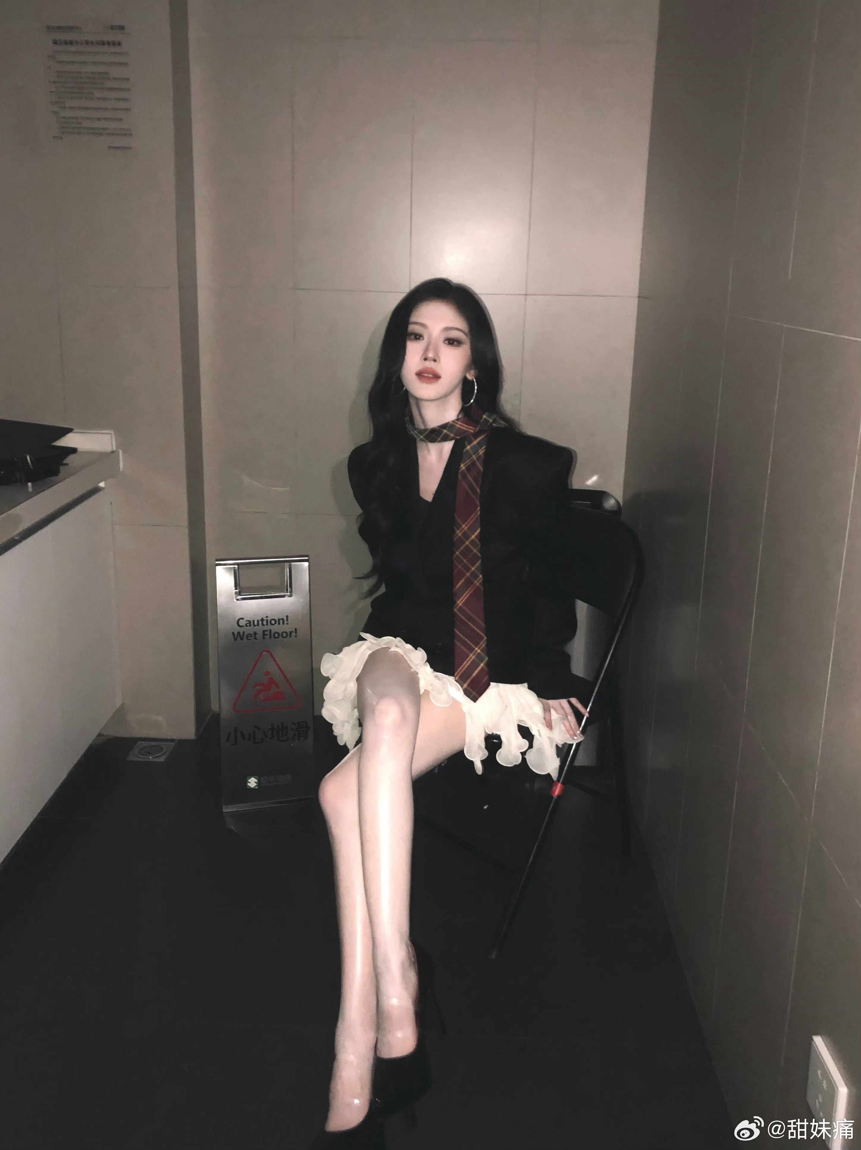 鞠婧祎腿好长鞠婧祎的比例很好啊，人也长得很漂亮，皮肤也很白，反正我是羡慕了。吐槽