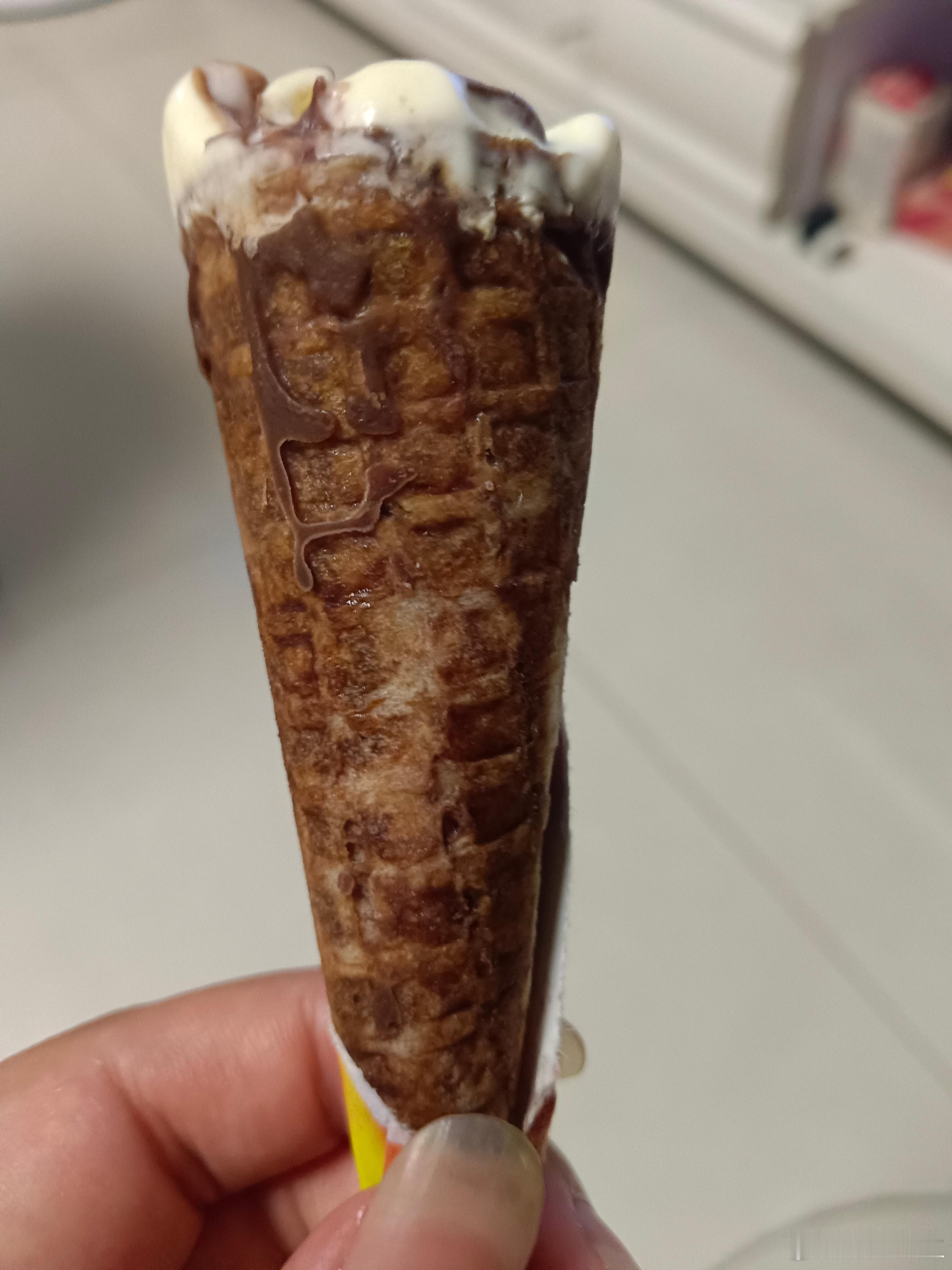 吃来吃去还是小脆筒最好吃哈我记得小时候有一次我跟我弟坐在电视机前面嘎吱嘎吱吃了半
