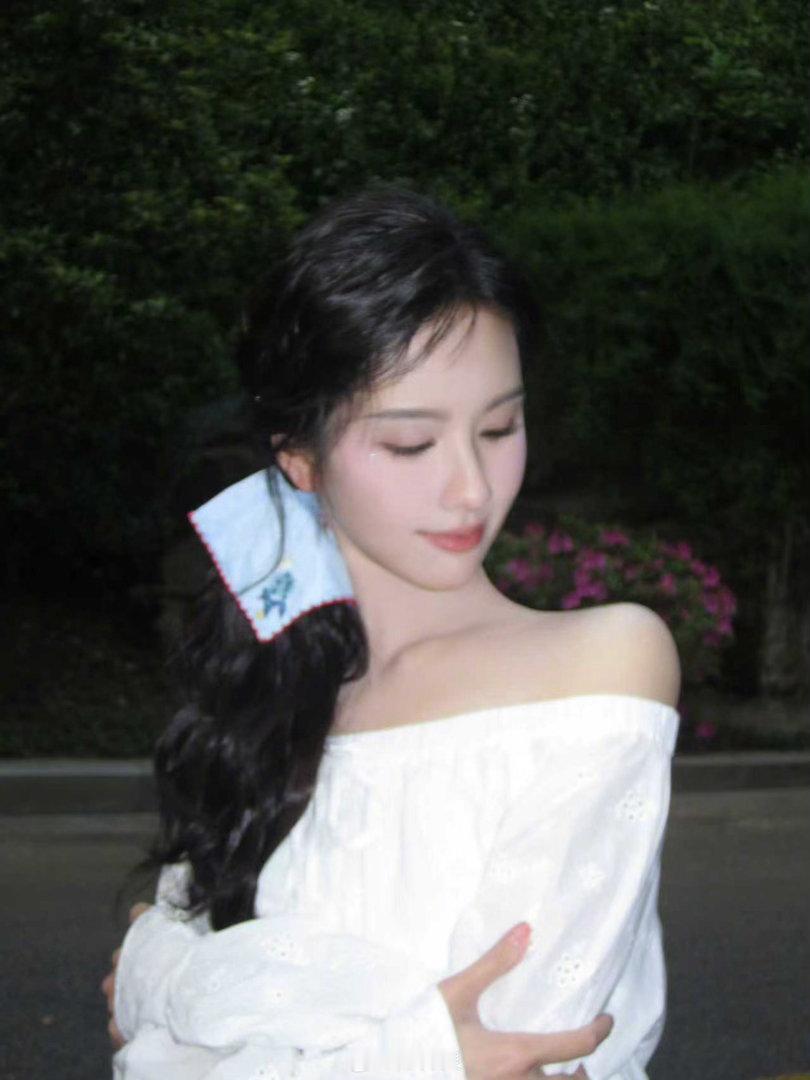 陈都灵白色一字肩造型  陈都灵白色一字肩造型好美呀松弛轻盈的氧气少女，想和嘟嘟一