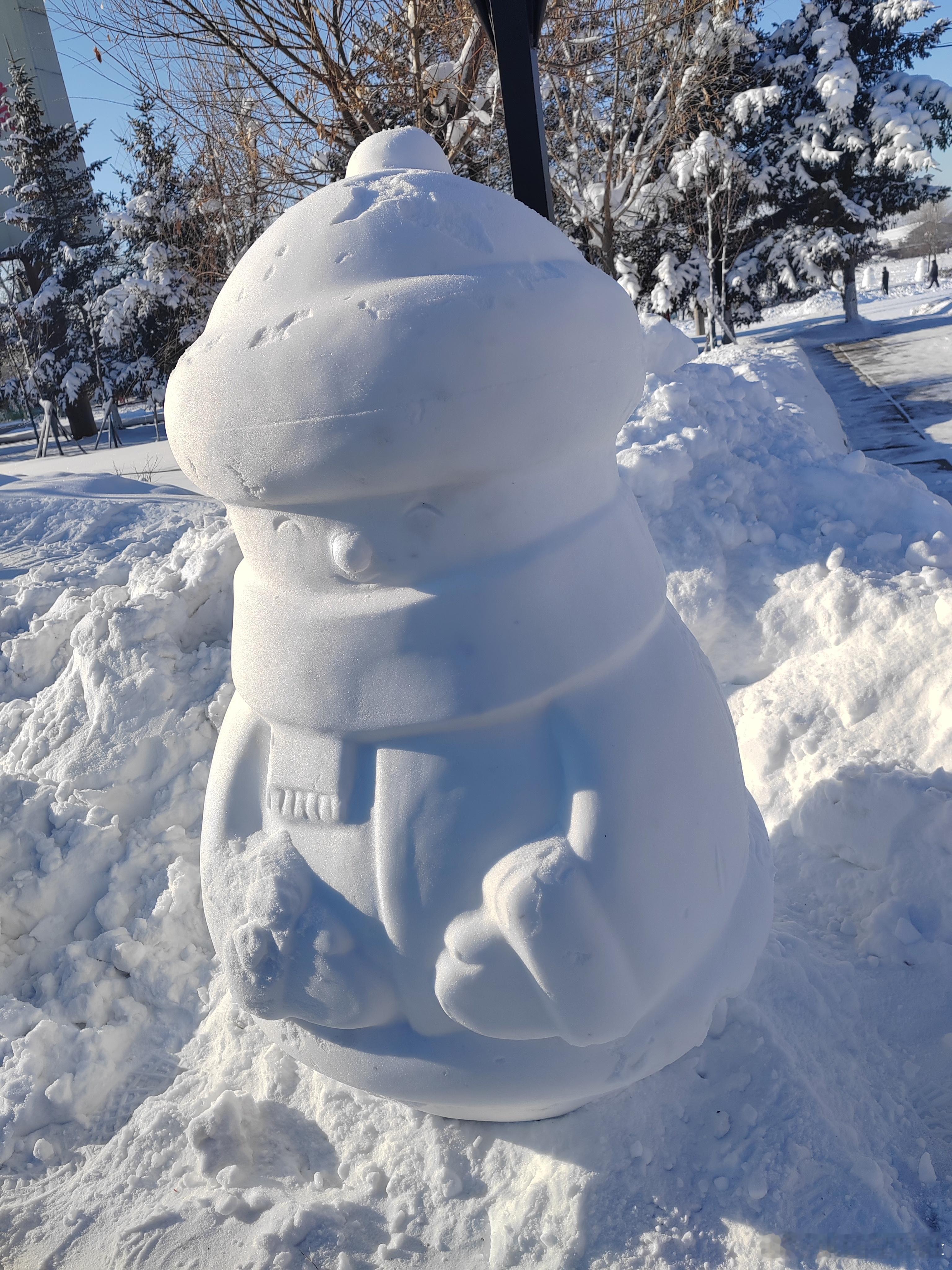 哈尔滨雪人军团闪亮登场 我发现并不是现下的雪吧，人造雪吧，不然不会如此的白，我们