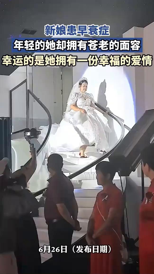 新娘患早衰症，年轻的她却拥有苍老的面容，幸运的是她拥有一份幸福的爱情。
6月26