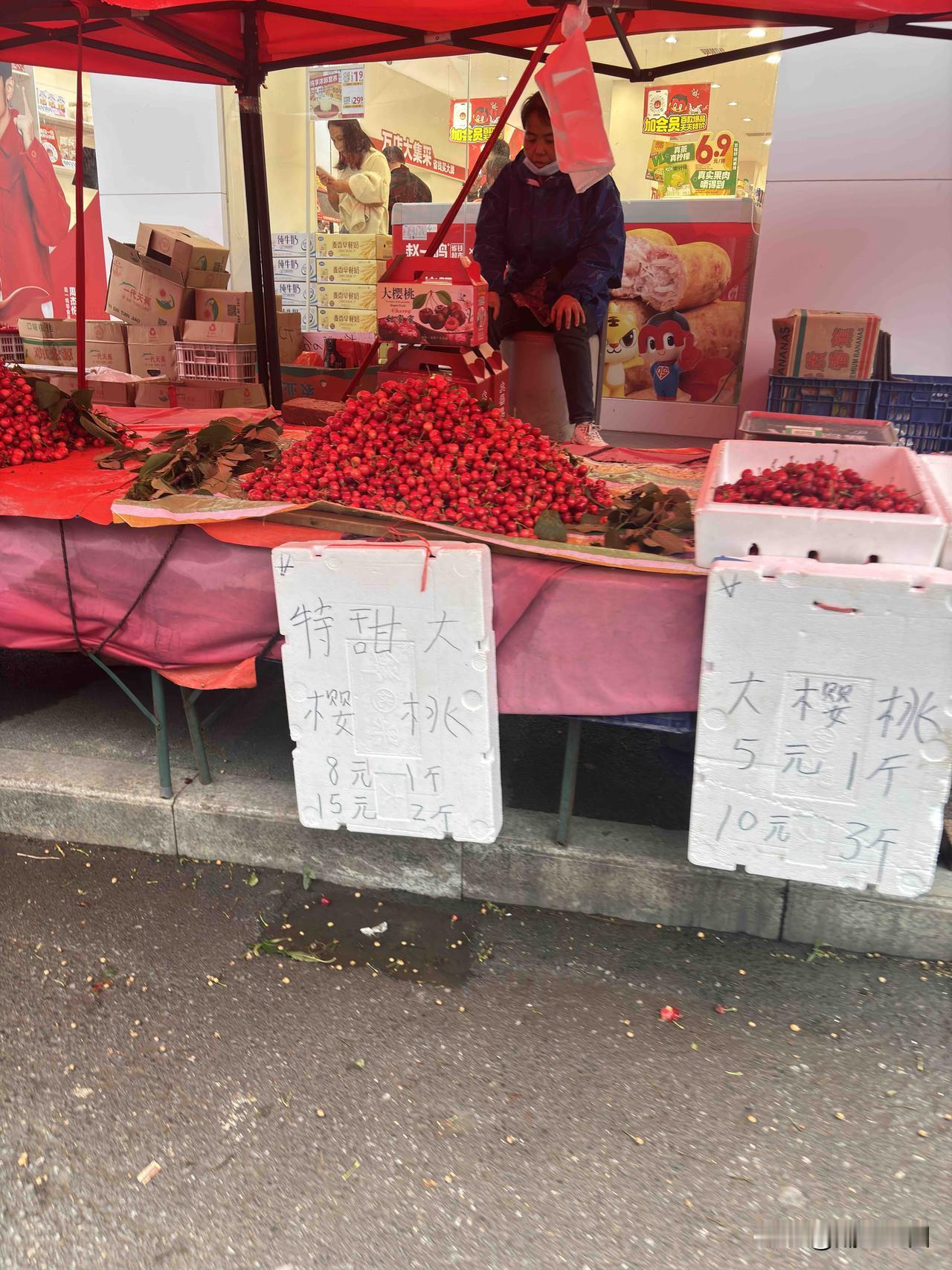 蓝田许庙街道看到的，樱桃价格最便宜的五元一斤，今年樱桃是不是比去年同期便宜多了？