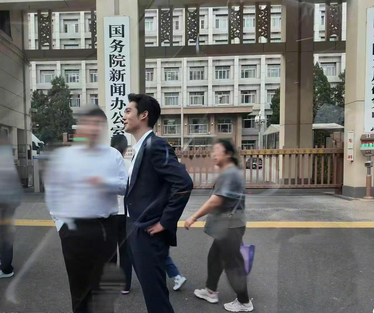 网友在国新办门口偶遇了于适，此男又在闷头干什么大事[憧憬] ​​​