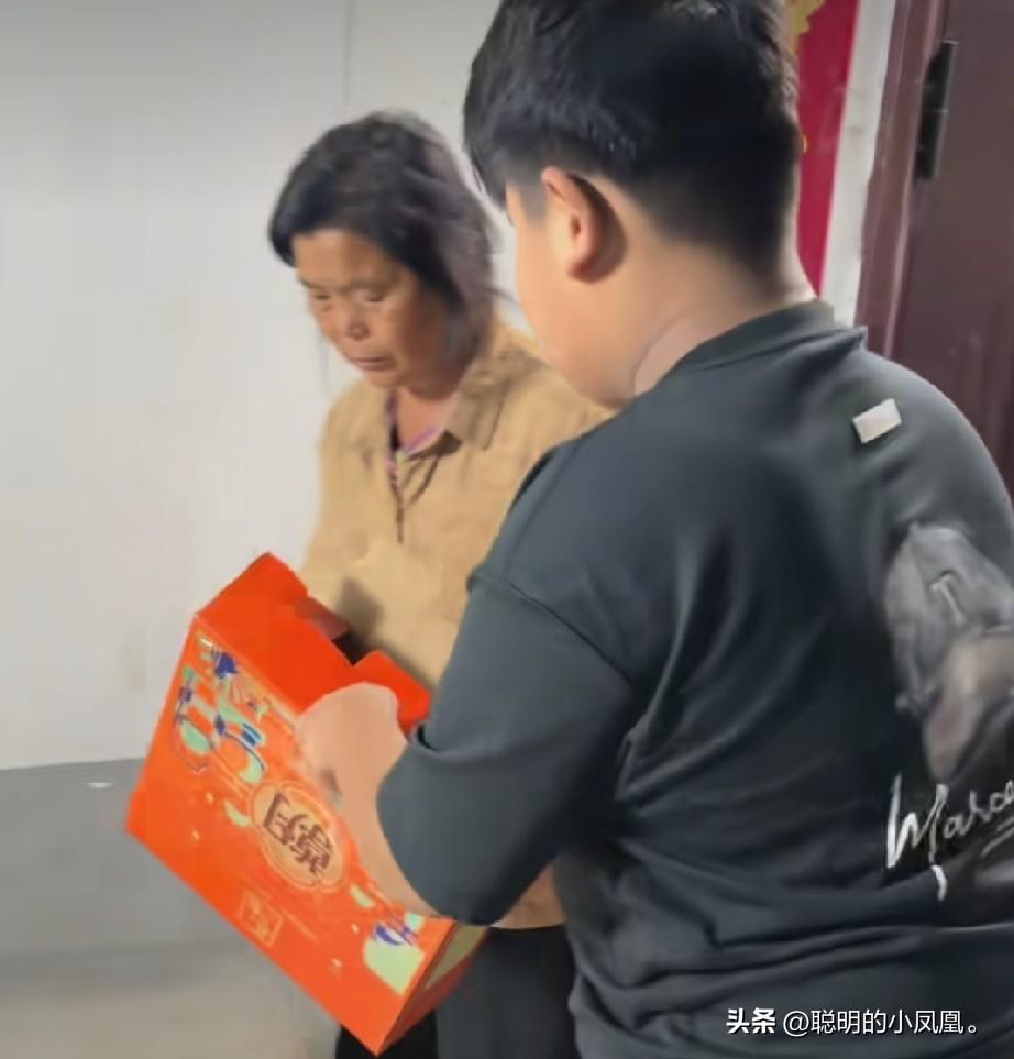 小故事！
    这半熟 一直盘算着找机会 再生个儿子，他听说生孩子有补助，这下