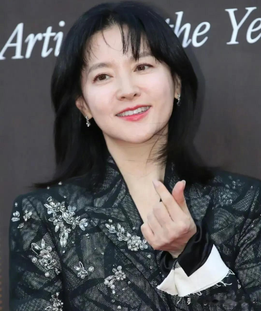 #53岁李英爱状态#
在一众脸都整僵了的五六十岁韩国女明星里，李英爱的状态真的保