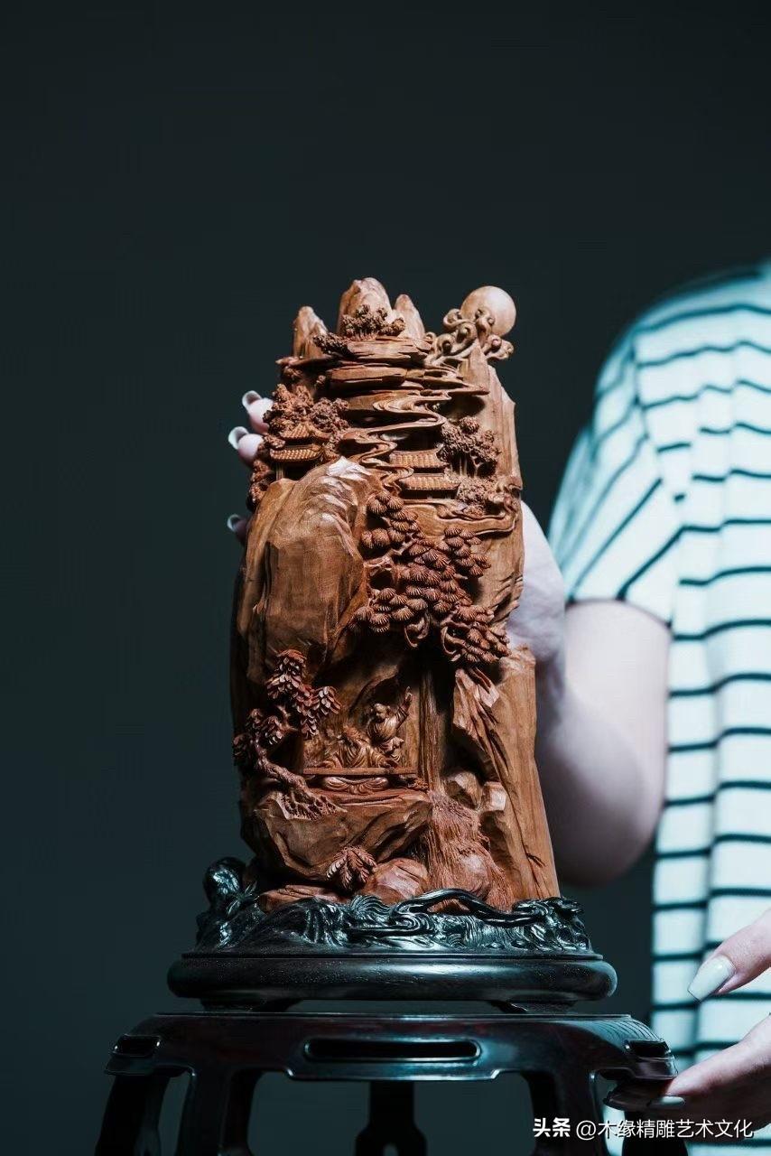 一方檀香，一幅文人雅境。

玲珑深雕“指日高升”，层层景物错落展开，童子抱琴静听
