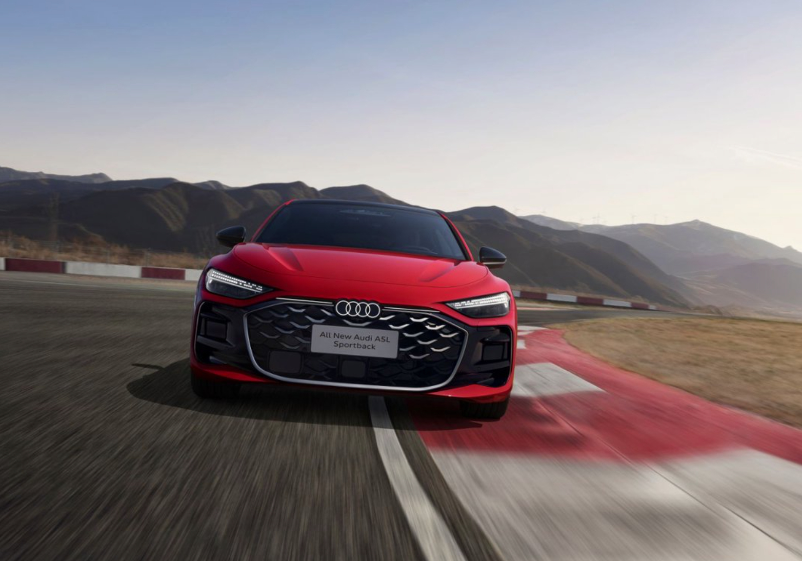 从赛道到街道当21岁的博尔托莱托驾驶着那台奥迪R26冲过终点线，整个围场都意识到