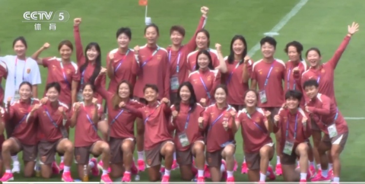 #中国女足赛前大合影# 今晚18点，女足亚洲杯半决赛中国女足将对阵澳大利亚女足。