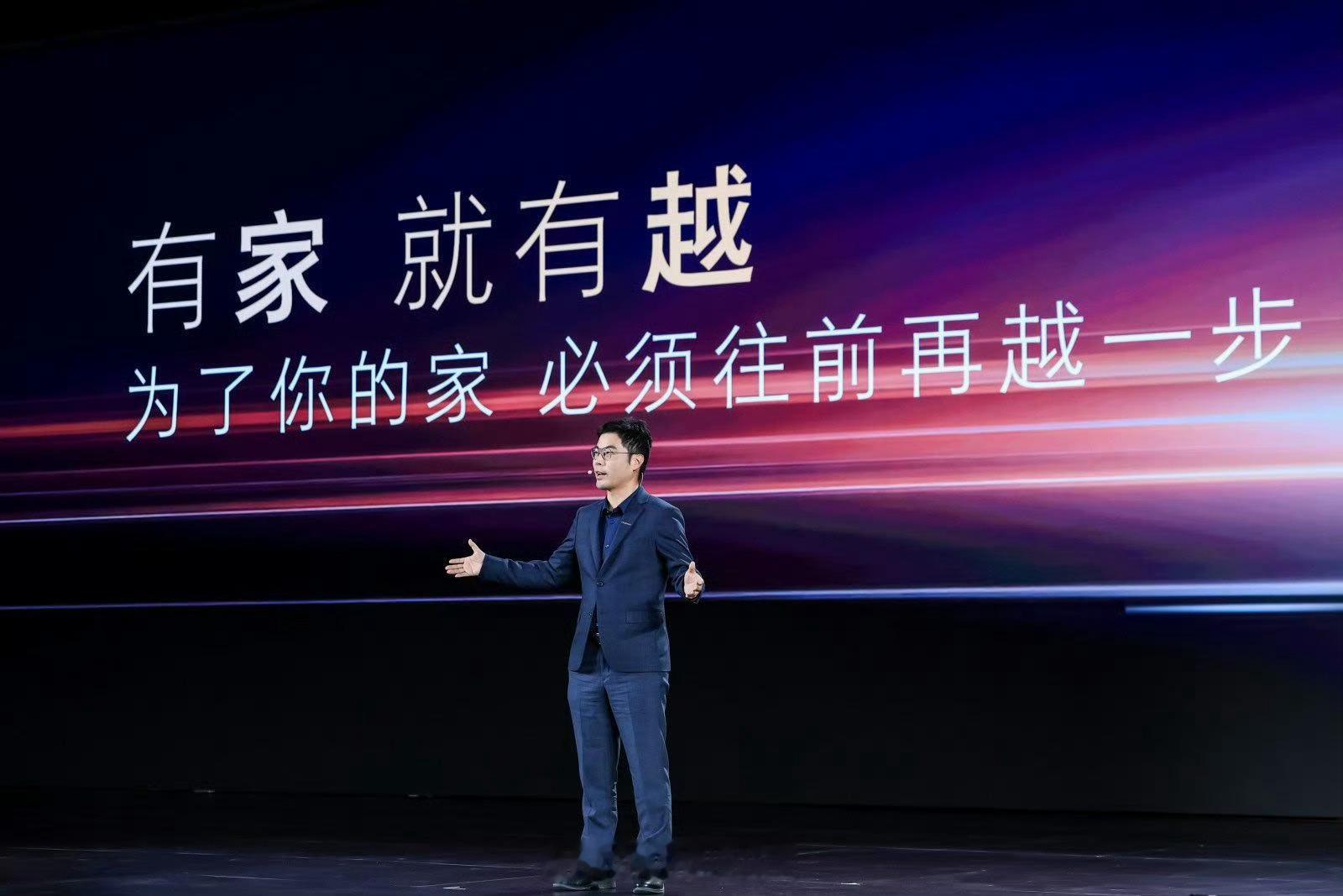 在最近的荣威品牌20周年之夜，官宣与火山引擎达成合作，重磅推出AI原生汽车序列「