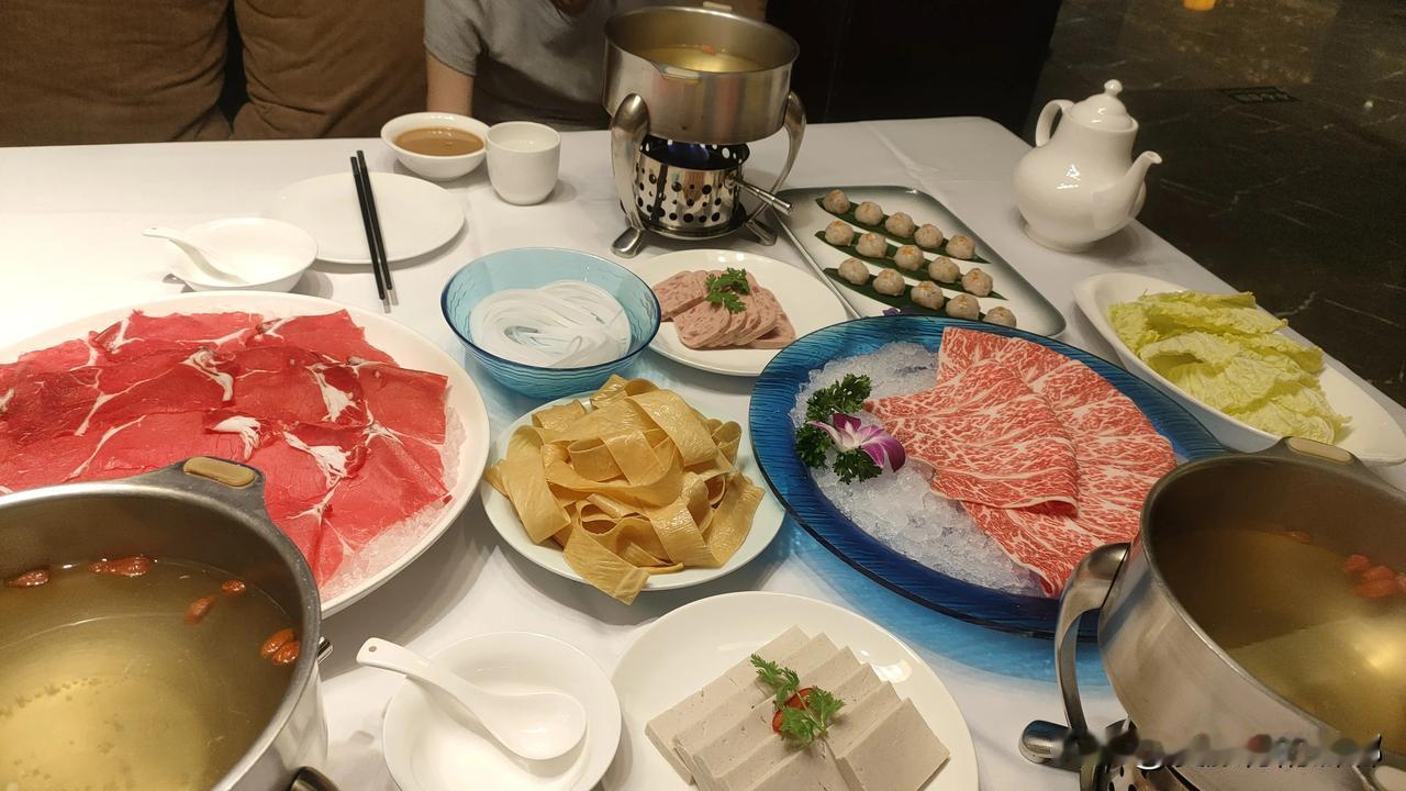 这算不算太原火锅的天花板呢？
不知道啥时候已经不再喜欢滚烫热辣的川味火锅，一桌人