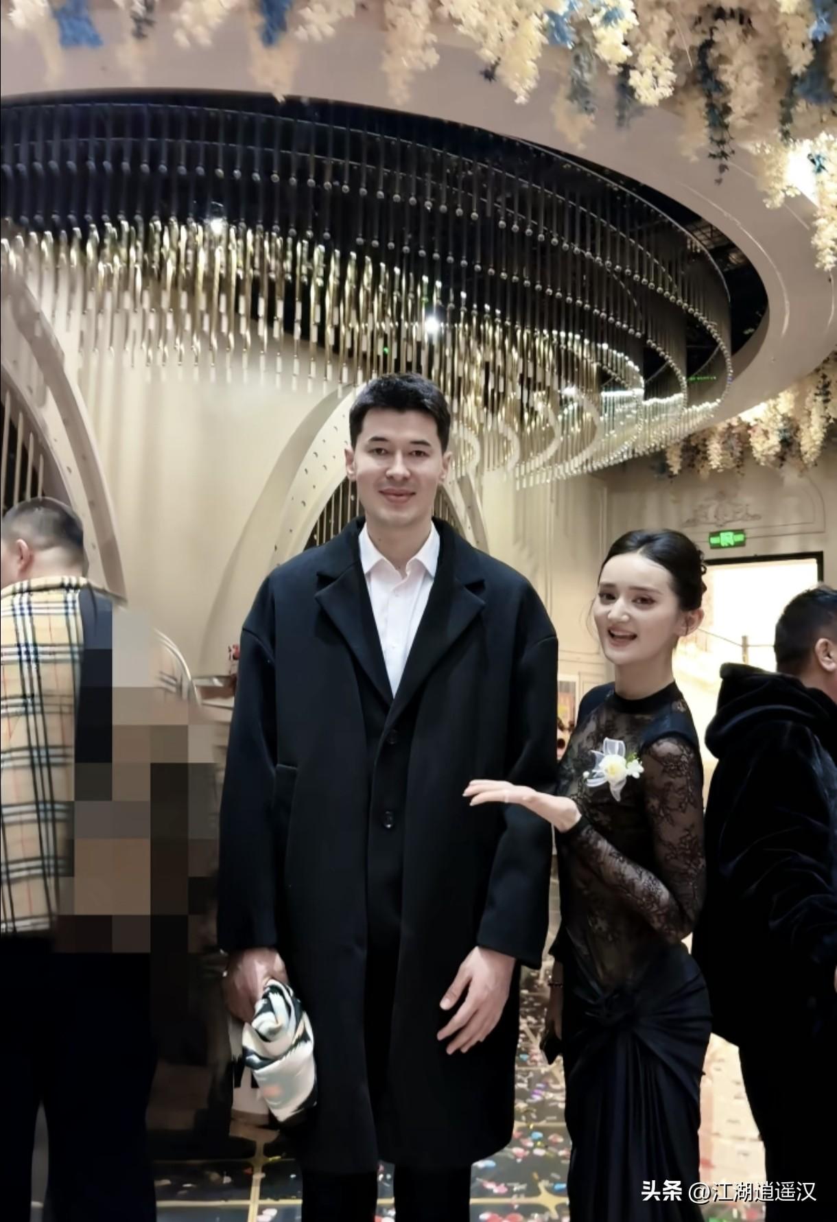 太惊喜啦！🎉 在闺蜜婚礼现场偶遇了新疆男篮队长阿布都沙拉木！亲眼见到本人真的超