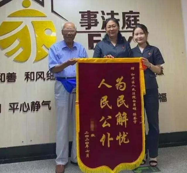 2020年，天津一对结婚57年的老夫妻，冰箱鸡蛋用红笔标名字、菜刀各用一把，连婚