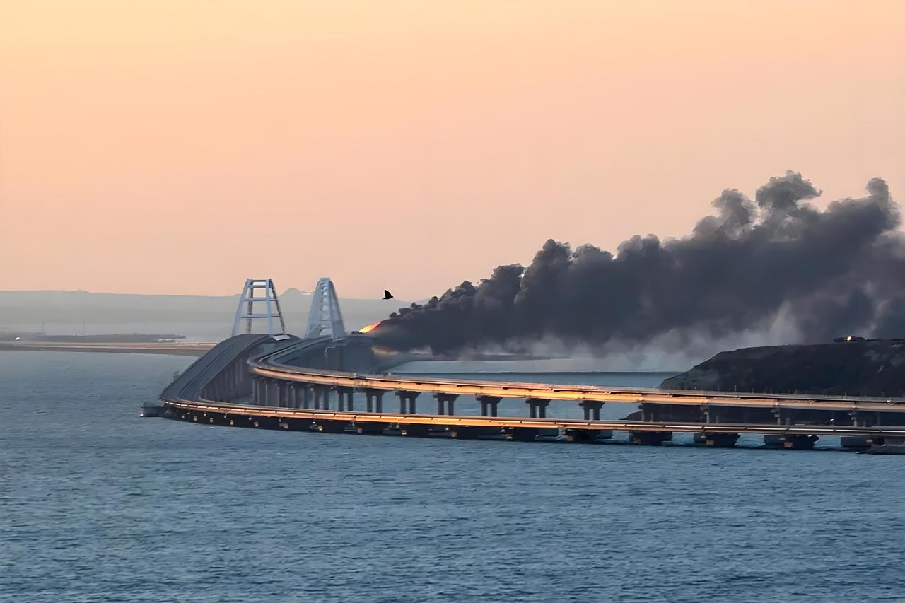今天，克里米亚大桥差一点被强拆。

一辆装载大功率爆炸装置的汽车准备通过克里米亚