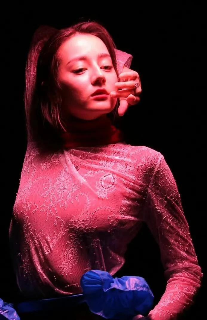 红红的热巴……
rihanna 审美 视觉审美积累 小众审美 艺术与时尚 视觉艺