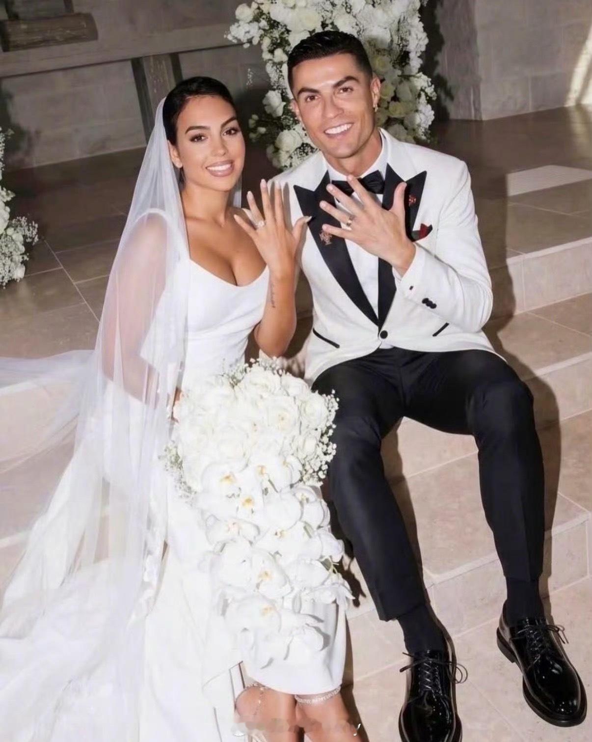 C罗宣布结婚 才知道原来之前没结婚啊这么多孩子已经 