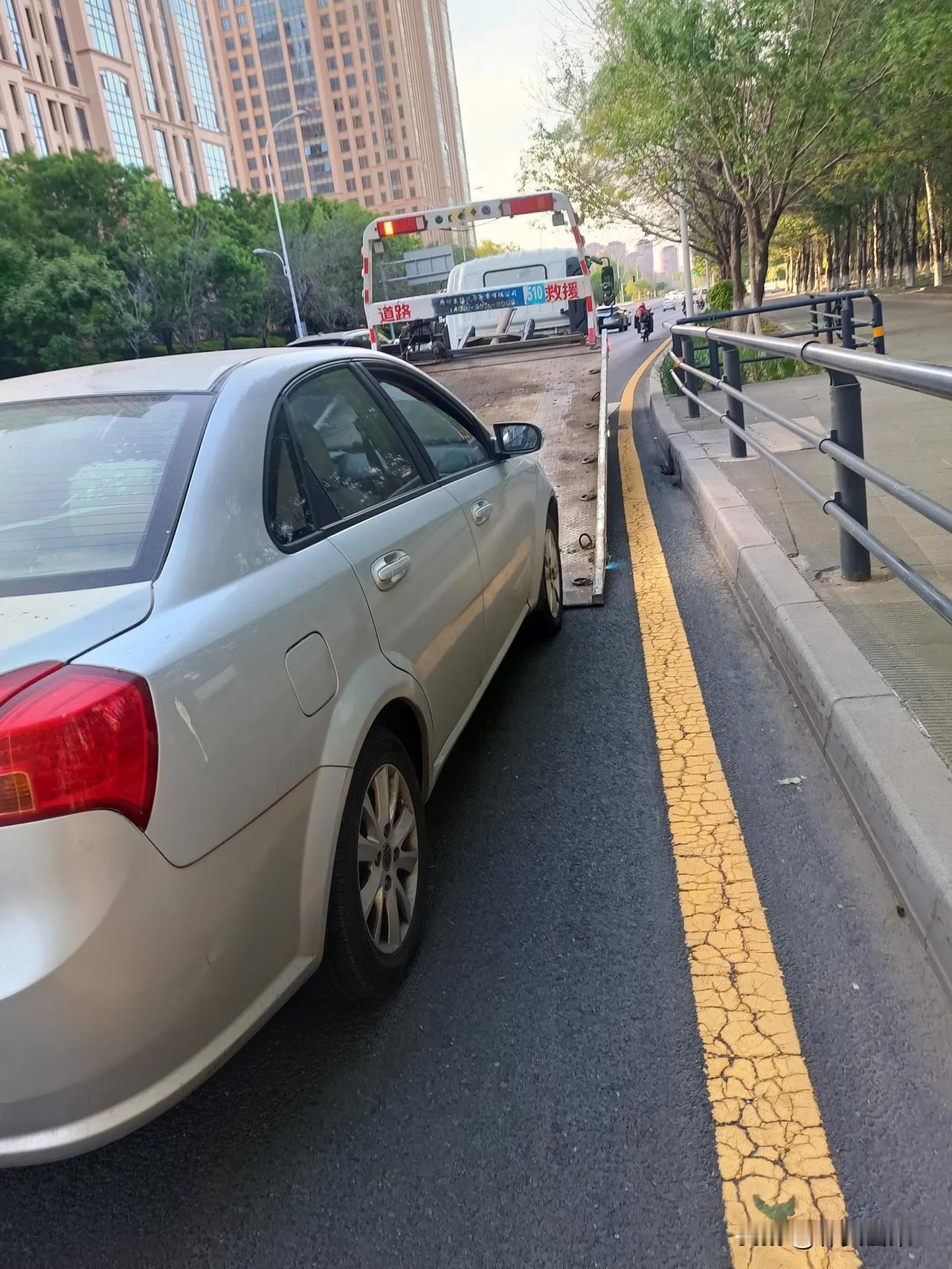 
昨天遇见一个突发情况，简直把我们吓死了。但是在好心人的帮助下，还是有惊无险地度