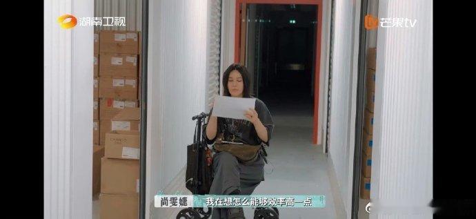 尚雯婕腿跪麻了嘴说干了巴黎合伙人 尚雯婕专注清点不松懈，哪怕腿麻嘴干也不停歇，毕