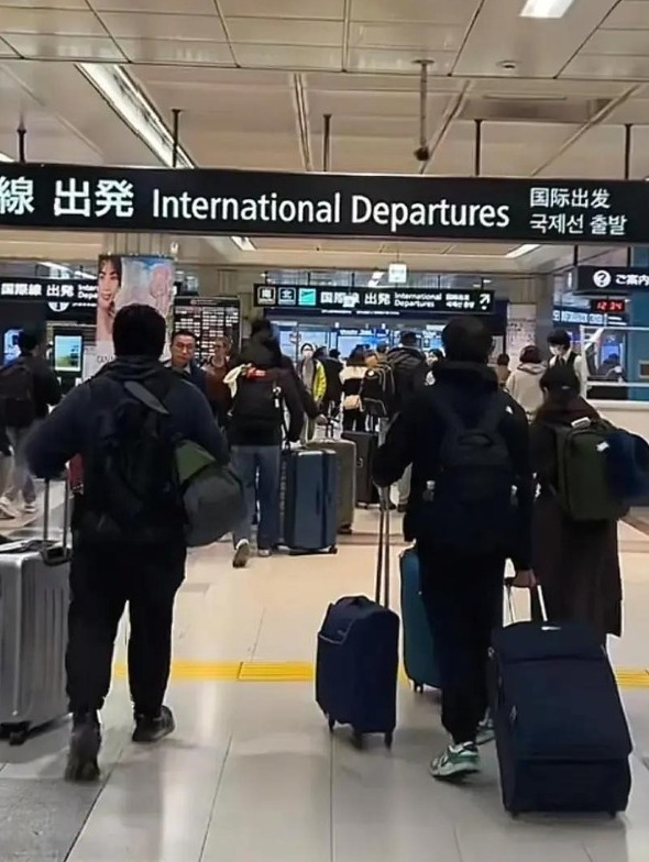 日本机场挤满了回国的人：有中国游客提前结束行程回国，整趟航班满座