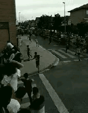 斗牛的目的是什么？那个黑衣男被牛顶倒了，还能站起来？还跳出围栏了，这样真的刺激吗