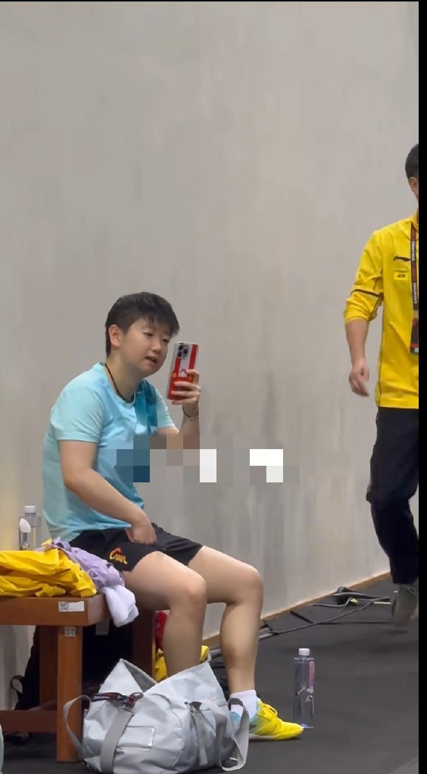 赛场之外，莎莎只是惦记家人的乖乖小姑娘
 
翻到莎莎以前训练馆的旧视频，休息间隙