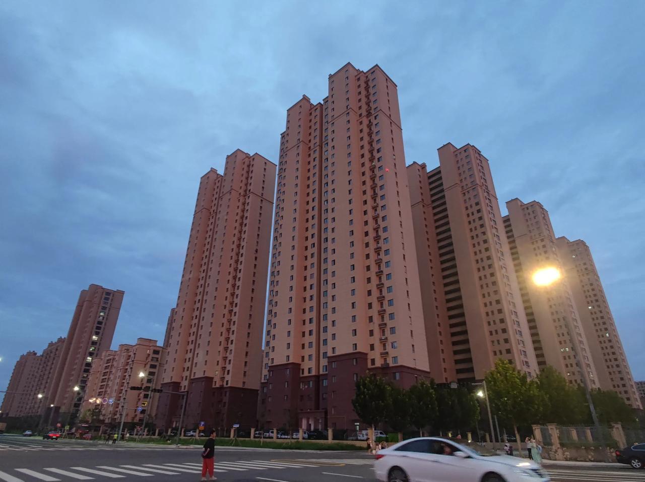 夏日生活打卡季高楼大厦群，看似美丽其实就是水泥混凝土森林。